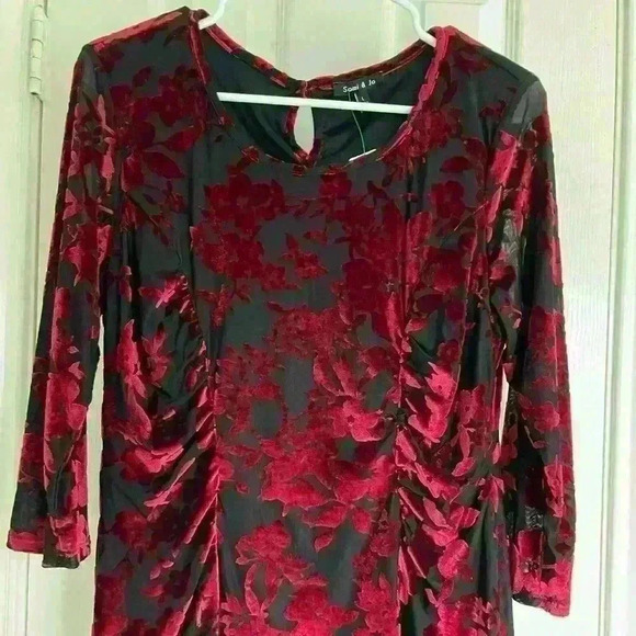 Sami & Jo Crushed Red Velvet Flower Fully Lined Top Large - Picture 1 of 5